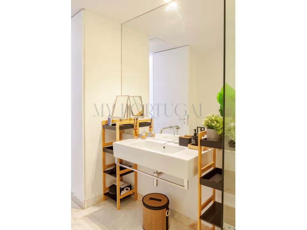 Refúgio de Design e Luz na Praça Dom Luís I - Onde o Rio encontra a...-22