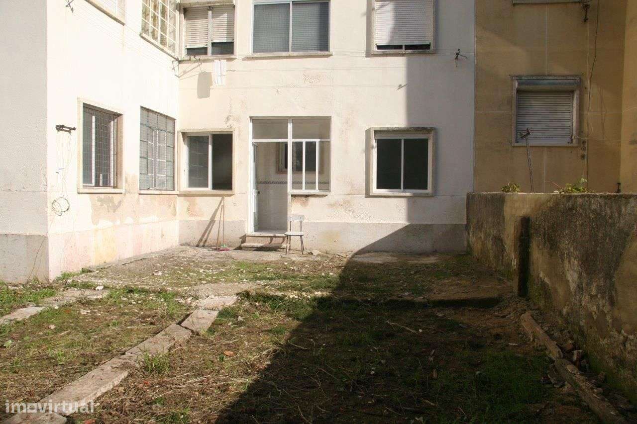 T0, quintal c/240m2, Av. D. Dinis, junto Pingo Doce, Metro Odivelas - Grande imagem: 4/26