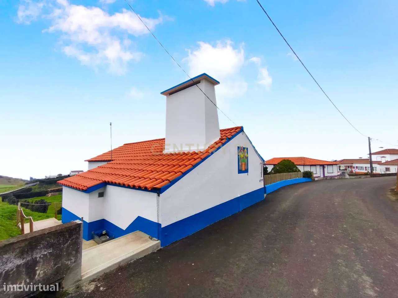 Moradia Totalmente Renovada com 2 Apartamentos T1 e Vista Mar na Algar - Grande imagem: 3/32