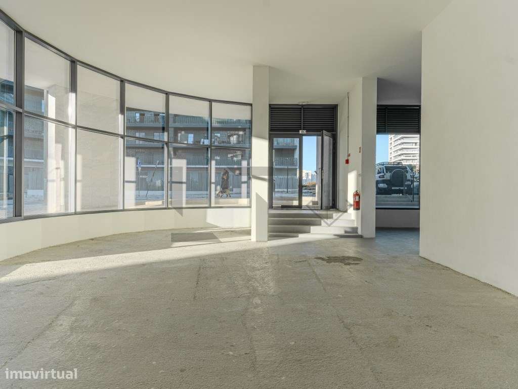 Fantástica Loja a Estrear com Saída de Fumos no Empreendimento Alte...-1