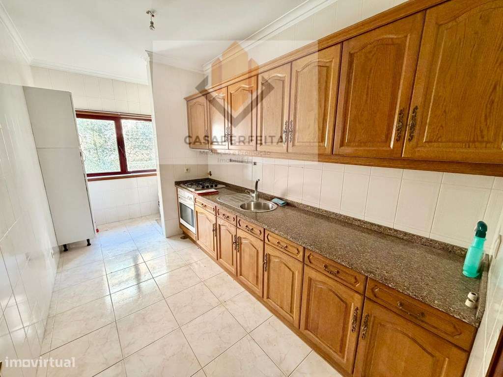 Apartamento T1 com Varanda e Lugar de Garagem - Canelas-5