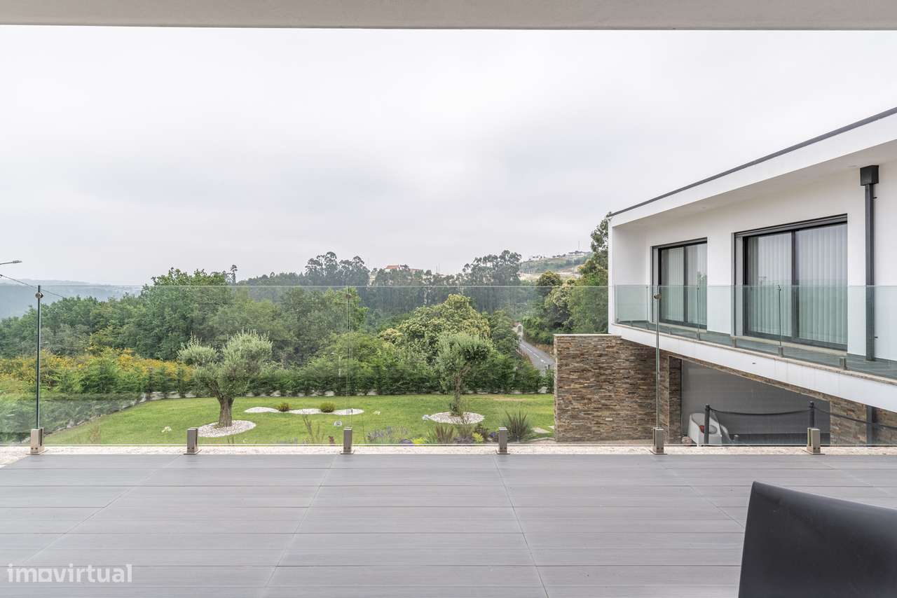 Moradia de Arquitetura Contemporânea com Piscina | Fafe-30