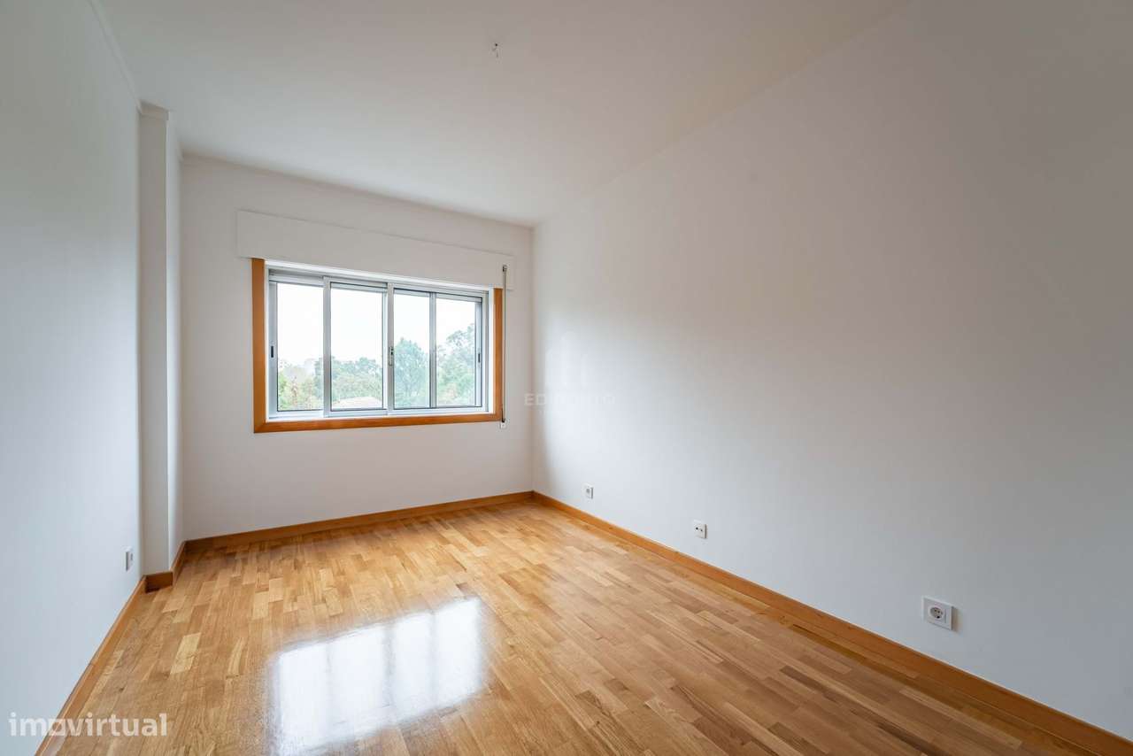 T3 Renovado | 2 Frentes | Varanda | Garagem e Arrumos – Porto junto à-16