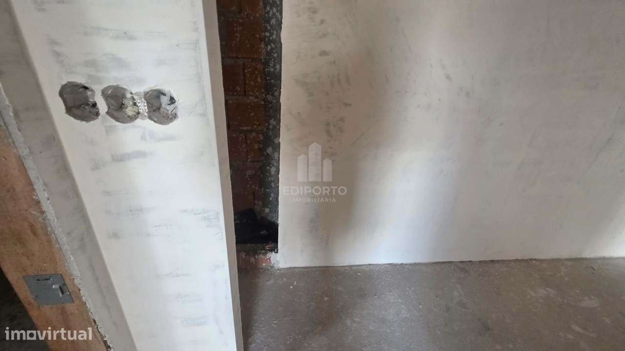 Apartamento T2 com terraço e garagem localizado a 5minutos a pé da Est-9