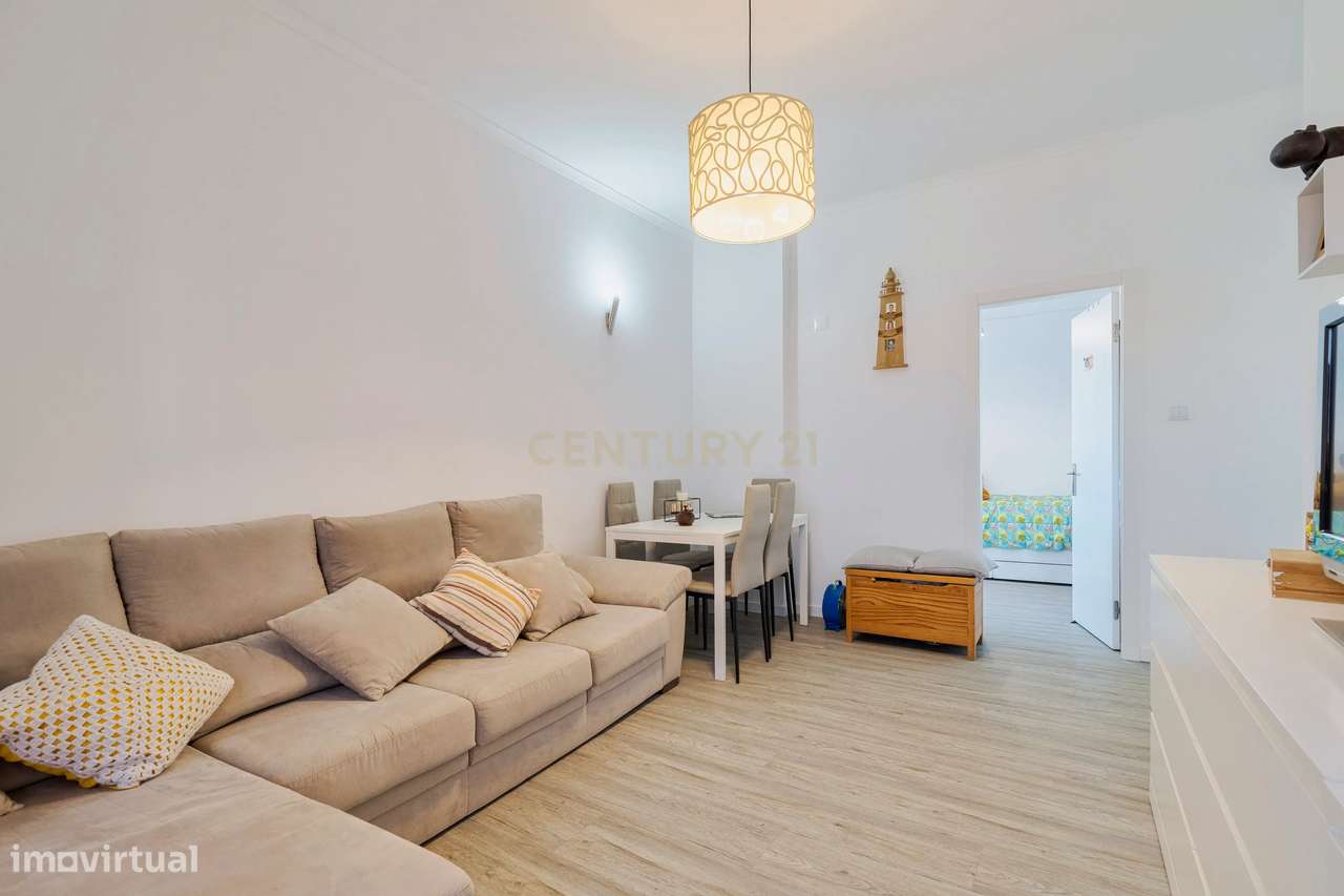Apartamento T2/3  remodelado com excelente luminosidade e varanda fech-2