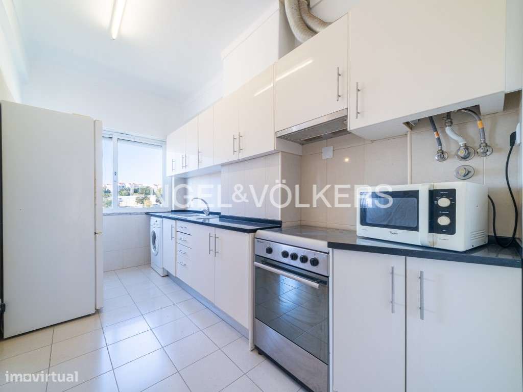 Luminoso apartamento com 4 quartos e varanda no Beato-9