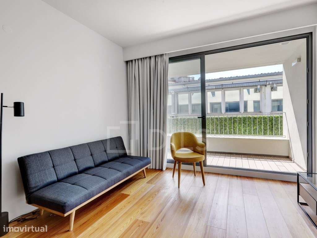 Apartamento T2 duplex com estacionamento e terraço, no Saldanha - Grande imagem: 2/39