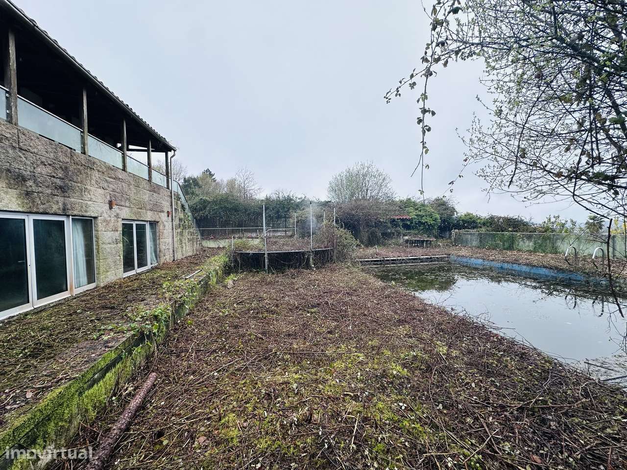 Moradia T4 com piscina, garagem e jardim em Galegos-15