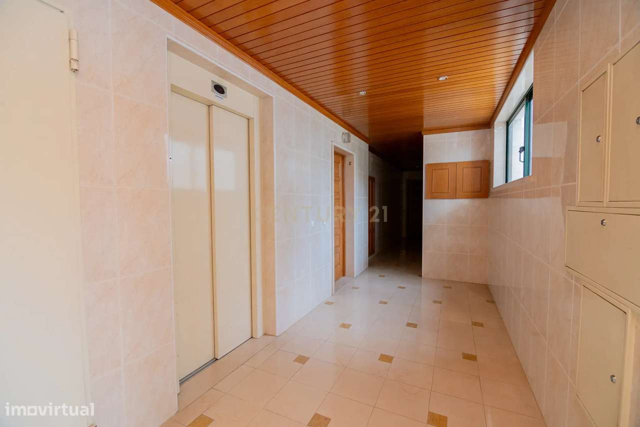 APARTAMENTO T1 MODERNO, COM GARAGEM, VARANDA, PISCINA, CAMPO DE TÉNIS - Grande imagem: 5/29