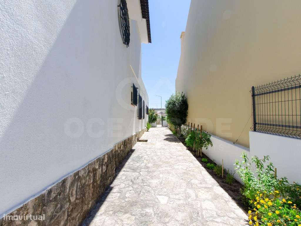 Moradia T6+1 renovada em Benavente-55