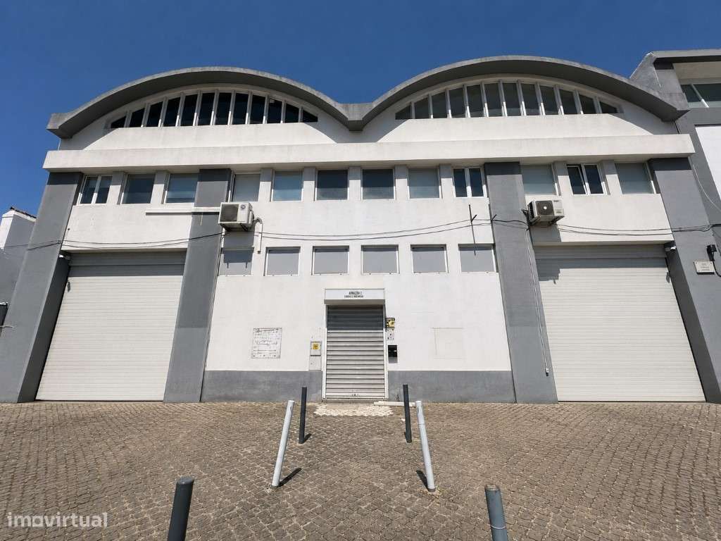 Armazém amplo junto ao metro do Senhor Roubado-27