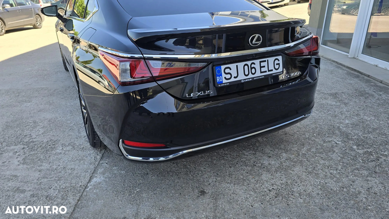 Lexus Seria ES 300h 2.5 TNGA HV 25H- 4X2 CVT Executive - 7