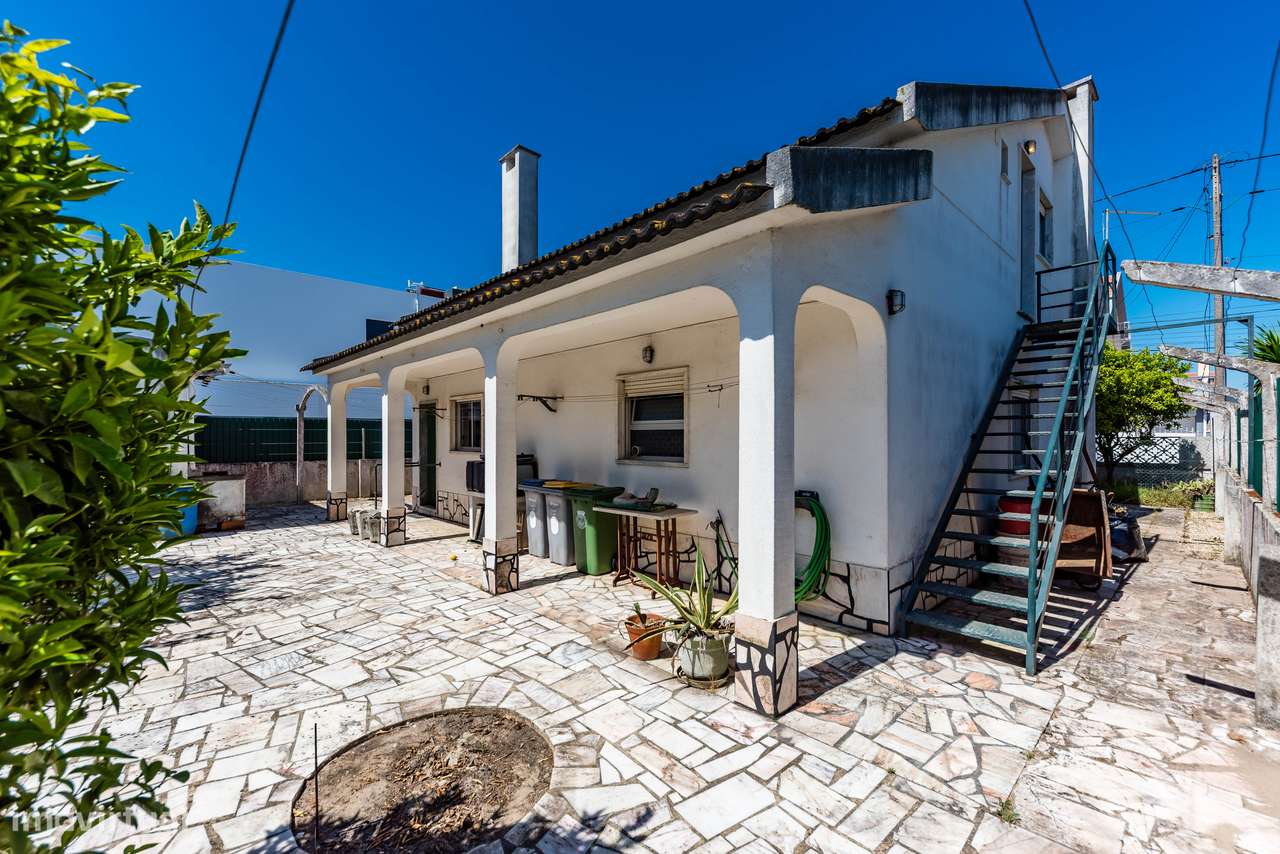 Moradia Isolada de 2 Pisos em Fernão Ferro – Excelente Área Exterior-31