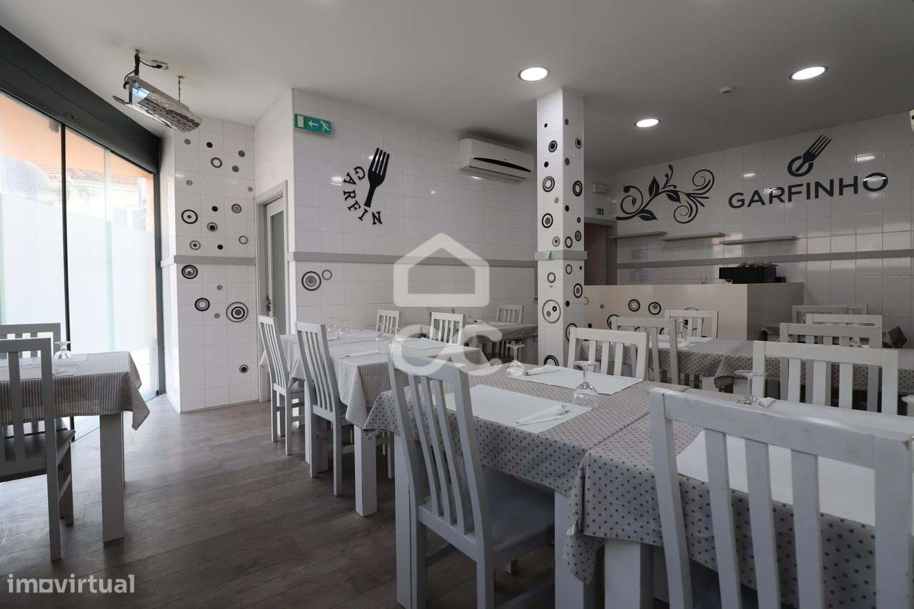 Prédio comercial com restaurante e churrasqueira em atividade em Vila - Grande imagem: 2/19