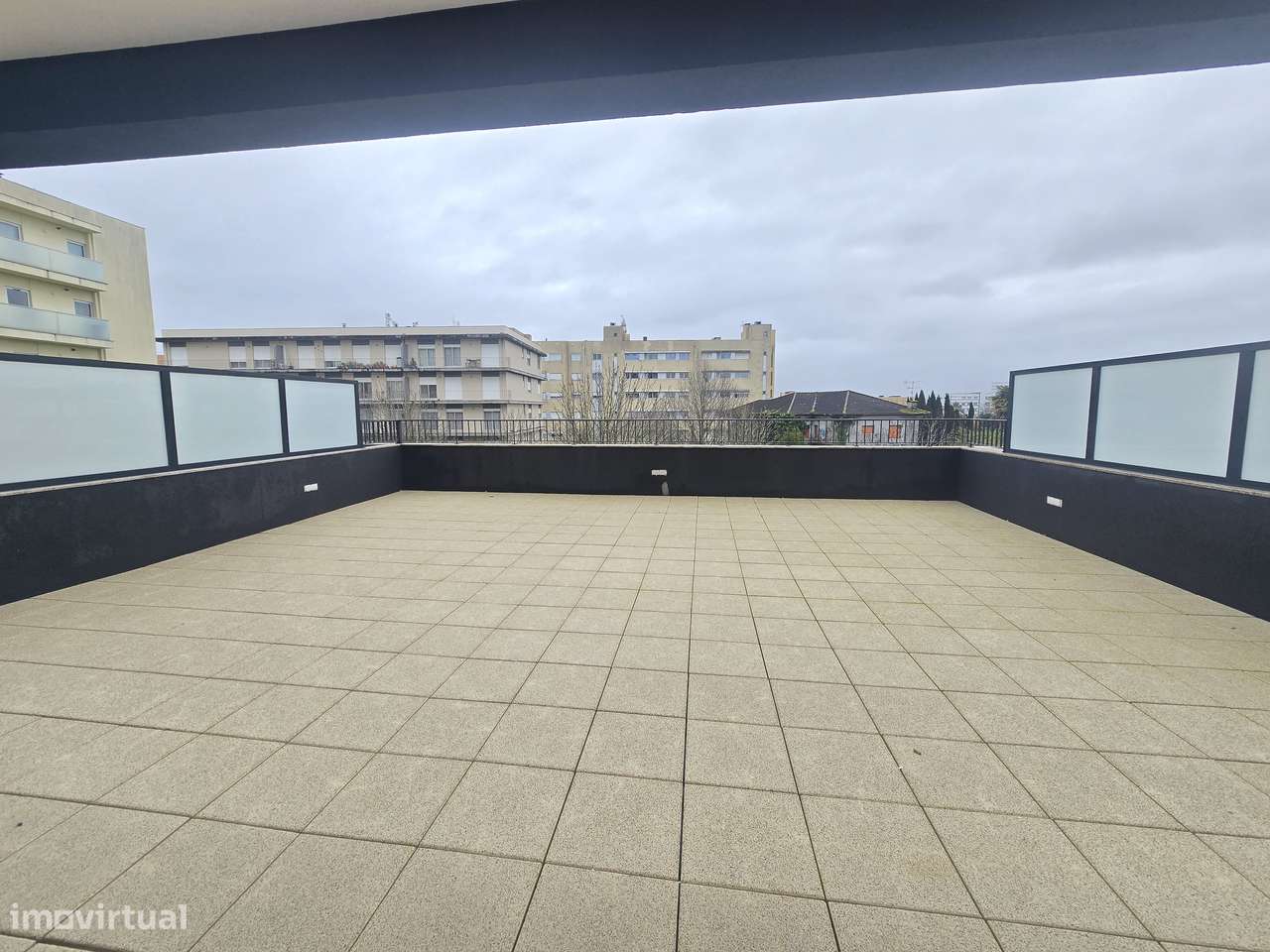 T2+1 Castêlo da Maia novo 2 frentes garagem para 2 viaturas - Grande imagem: 3/18