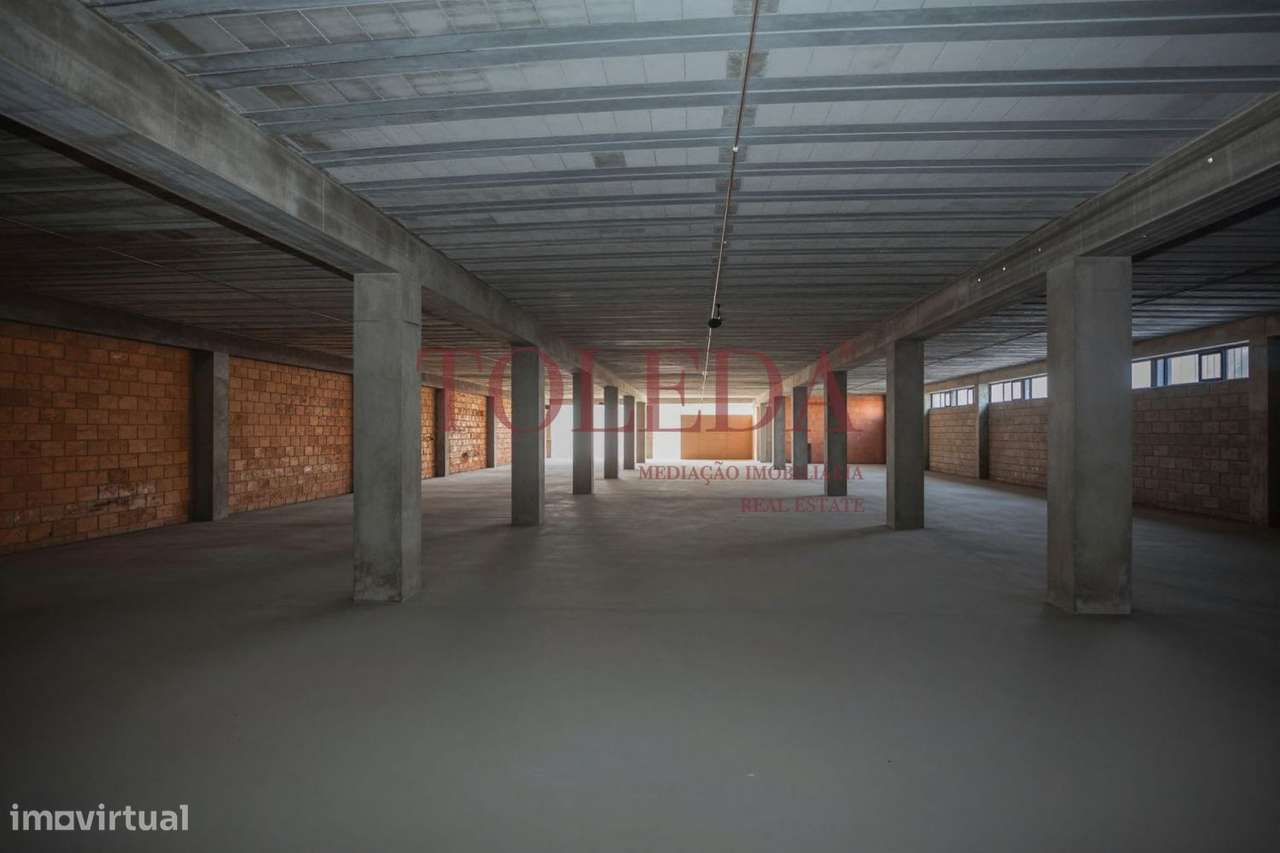 Armazém com 700m2 em zona Industrial-7