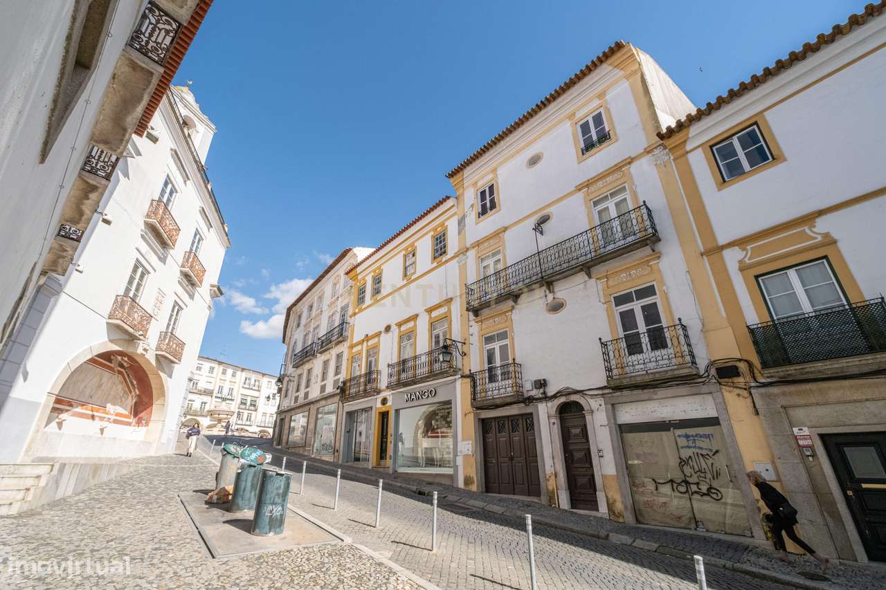 "Exclusiva Moradia Senhorial no Coração Histórico de Évora."-8