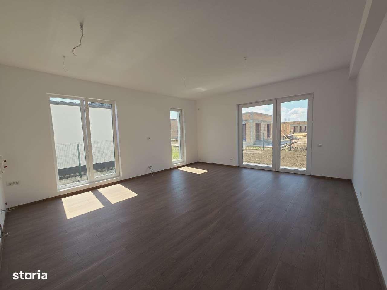 Casa 3 camere- 2 bai- apa curenta- incalzire pardoseala- str asfaltata - Imagine principală: 2/7