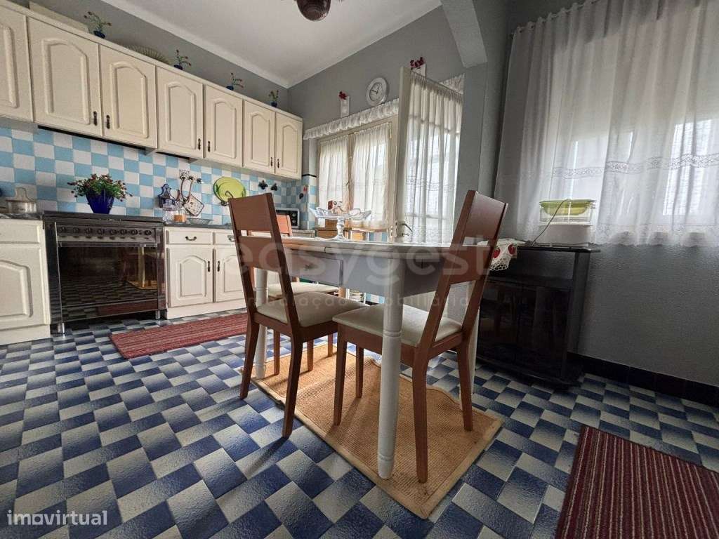 Andar de moradia T3 em bom estado com logradouro de 63mt2 - Grande imagem: 4/33