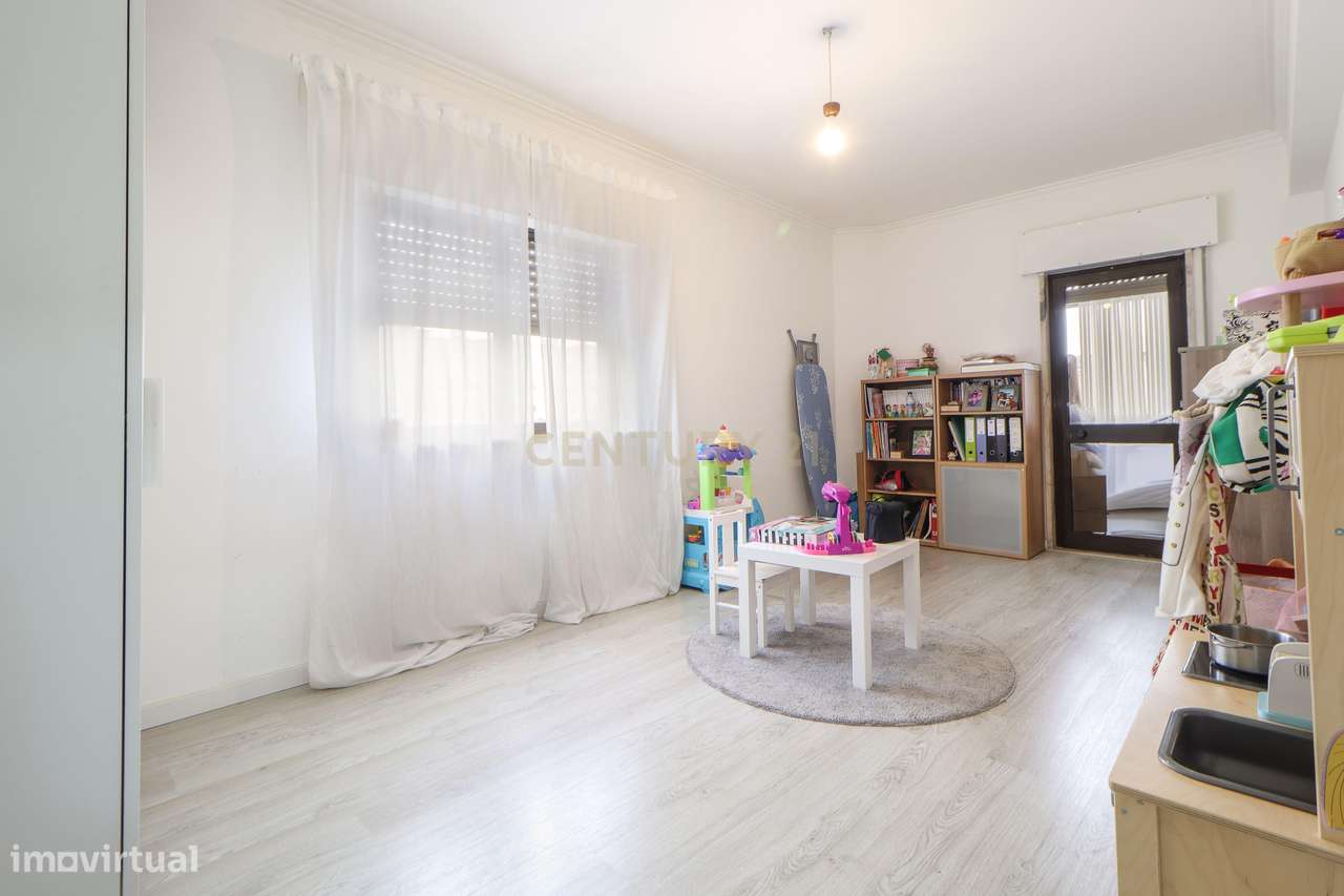 Apartamento T4, moderno e luminoso no Seixal-7
