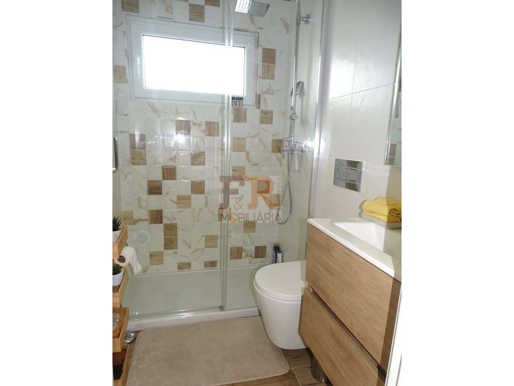 Semi-Nova Geminada Duplex T3 com Piscina Fernão Ferro-14