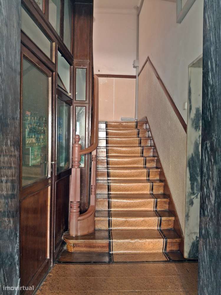 Apartamento T4 muito soalheiro, em zona central.-23