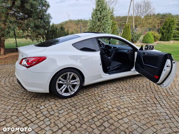 Hyundai Genesis Coupe 2.0 T - 13