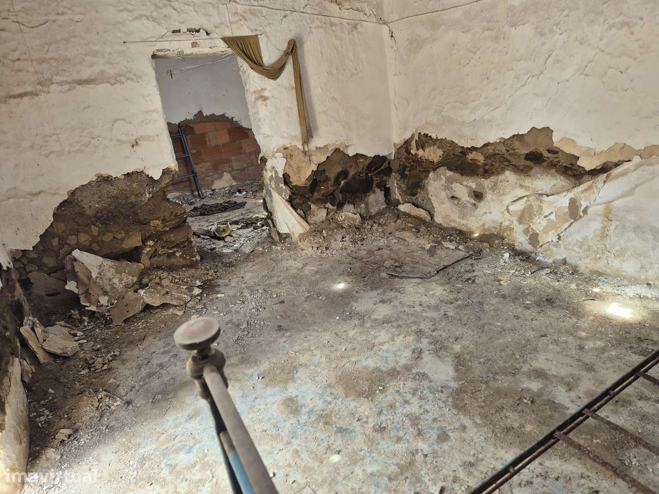 Moradia terrea para reconstruir na Aldeia dos Fernandes-5