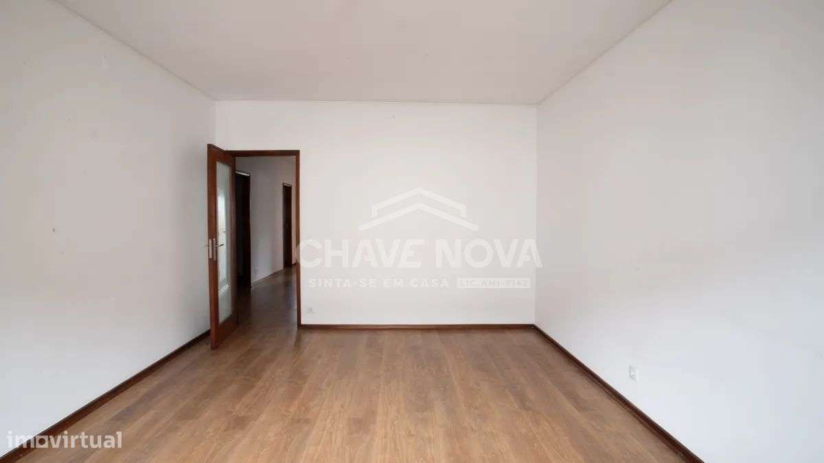 Apartamento T2 com varanda e garagem em Gaia-10