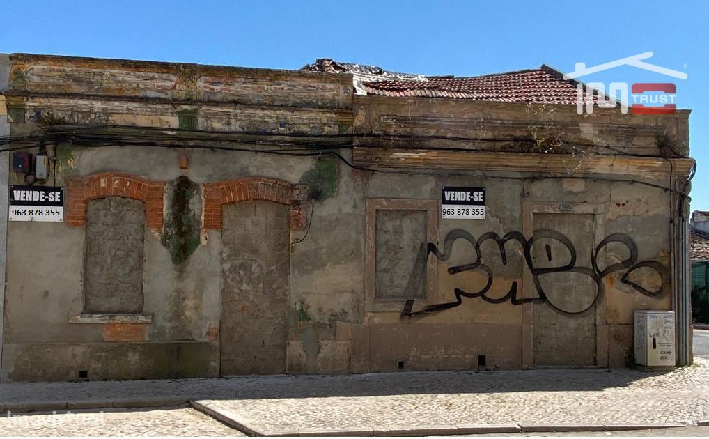 2 Moradias para Reconstrução c/ 220m2 de Terreno - Montijo