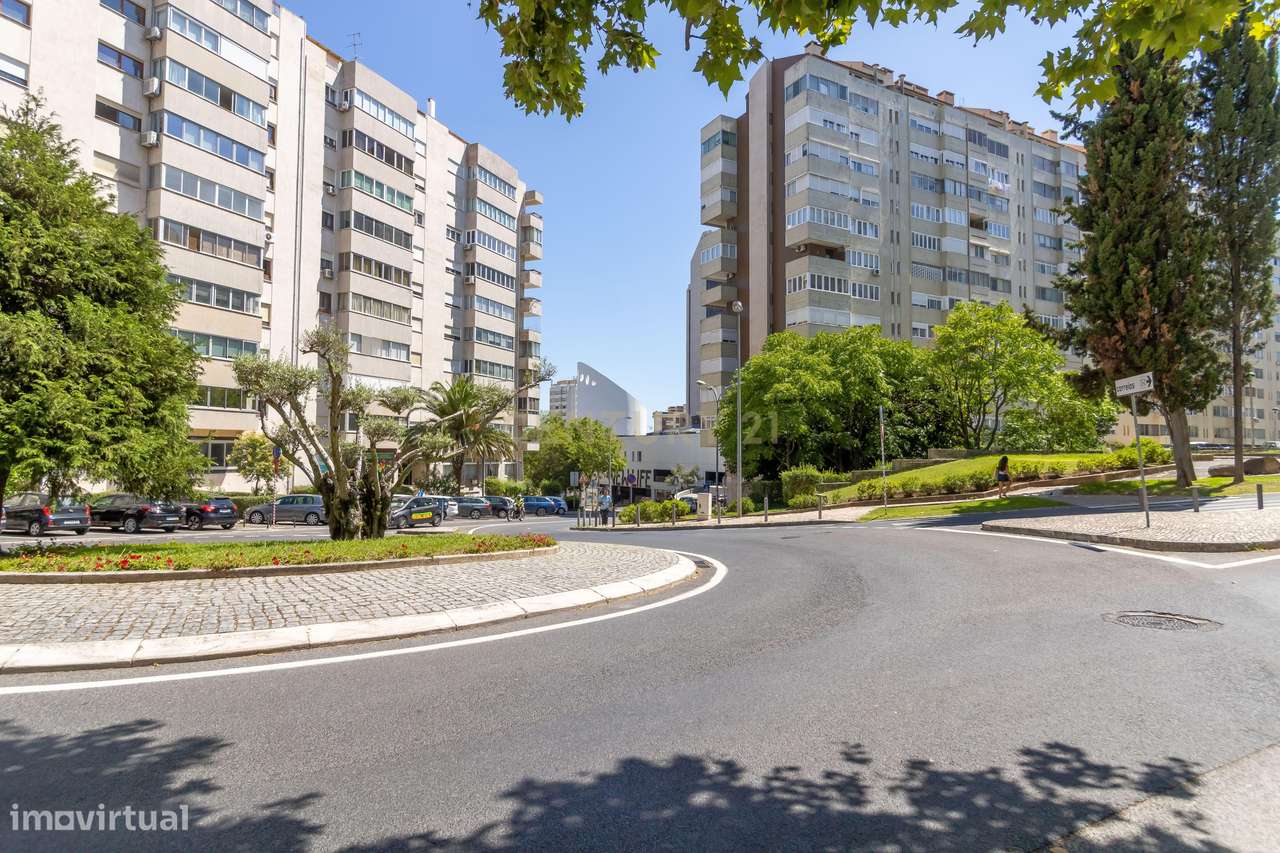 Miraflores | Luz, Espaço e Vistas Desafogadas para Criar uma Casa Únic-1