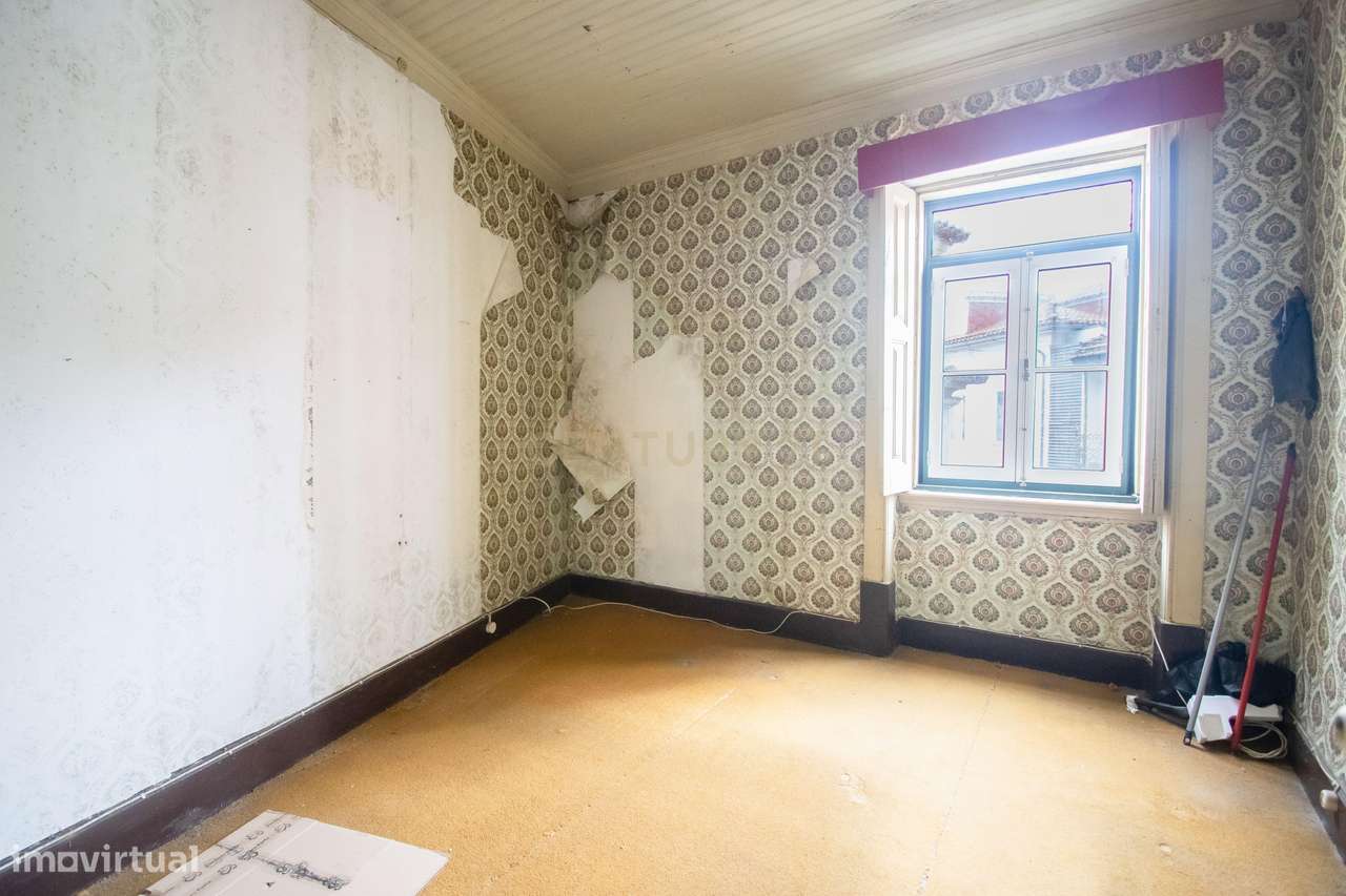 Prédio na emblemática Rua do Quebra Costas, no centro histórico de Coi-40