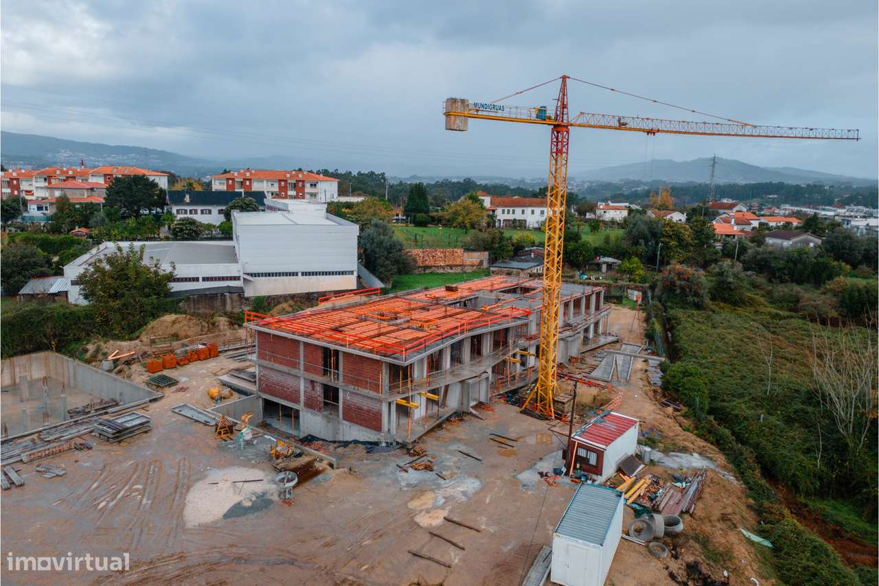 Apartamento T2 em fase de construção c/ 2 frentes e garagem fechada, e-11