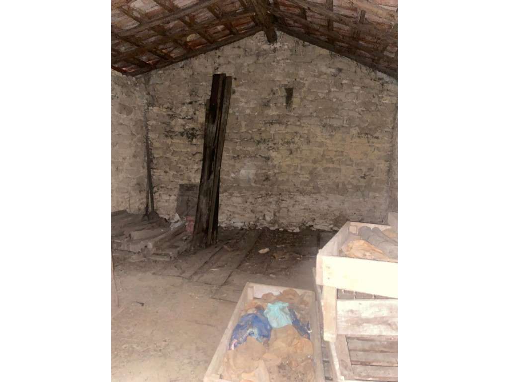 Casa térrea para recuperar na Carapinheira-5