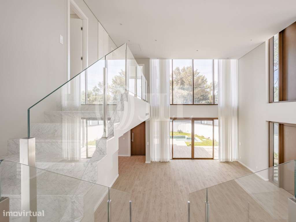 Moradia T4 com jardim e piscina no Estoril - Grande imagem: 2/50