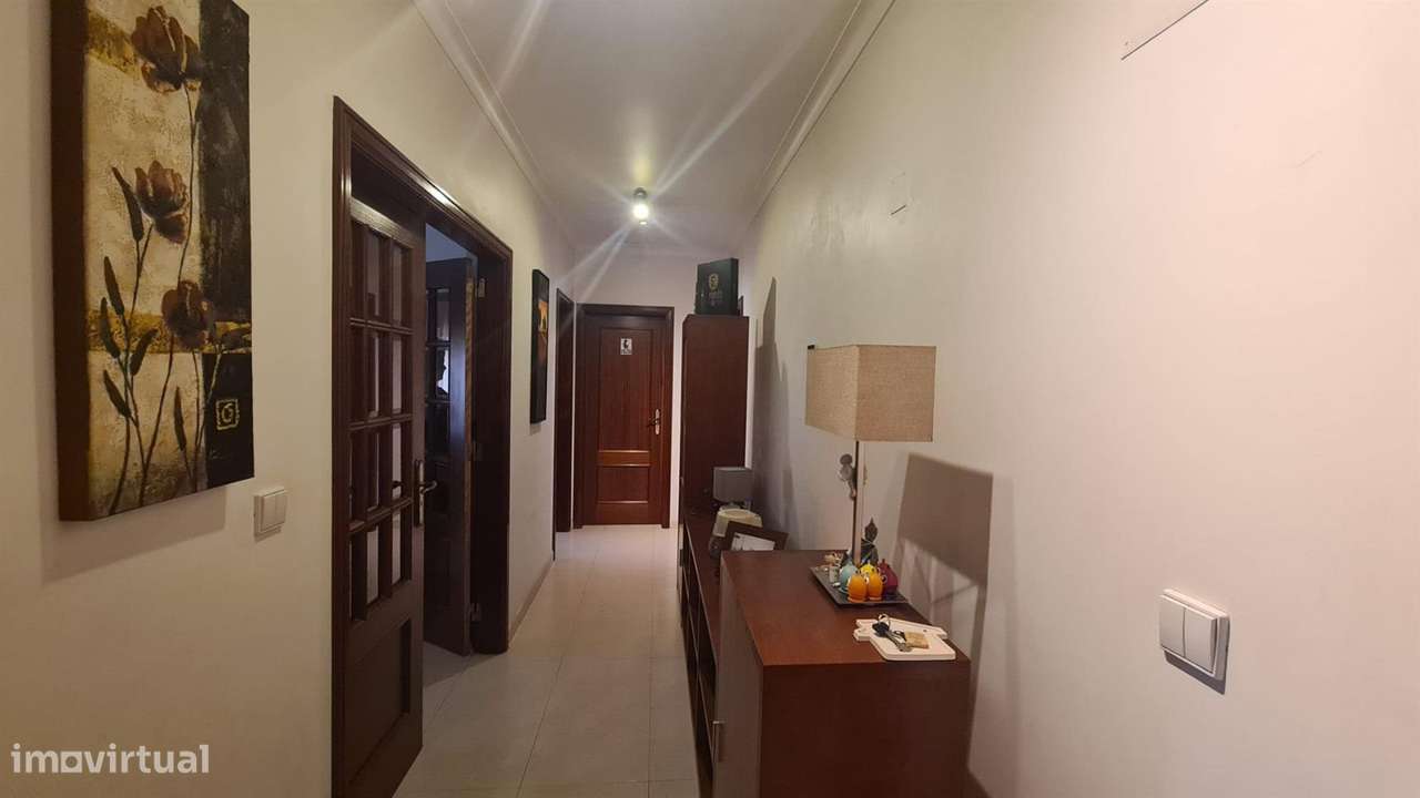 T2 com duas frentes solares, garagem e elevador - Grande imagem: 2/15