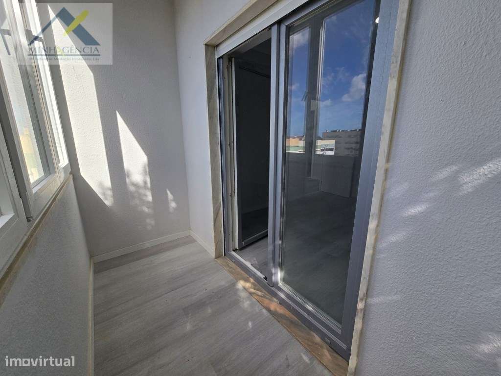 Apartamento T2 remodelado com arrecadação em Setúbal-12