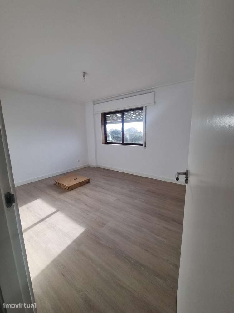 Oportunidade - T2 - Renovado - C/ Varanda - Forno, Rio Tinto, Areosa-1