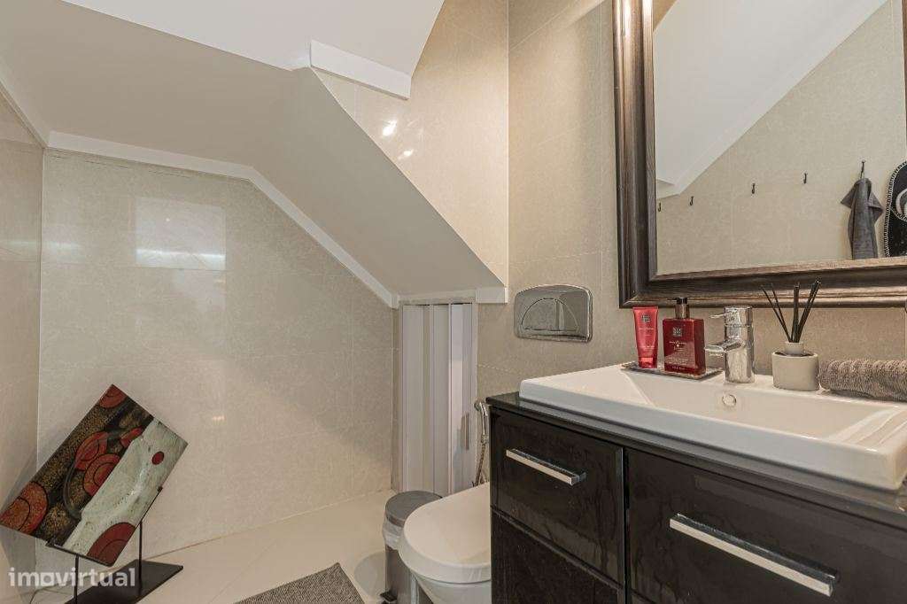 Moradia V4 em Santo António da Charneca, Barreiro  Conforto, Espaço...-10