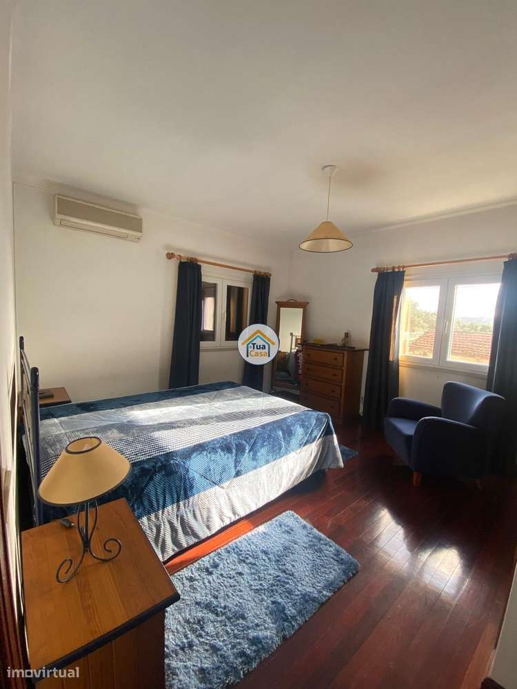 Moradia Geminada  de um dos lados do outro tem entarada e jardim em to-48