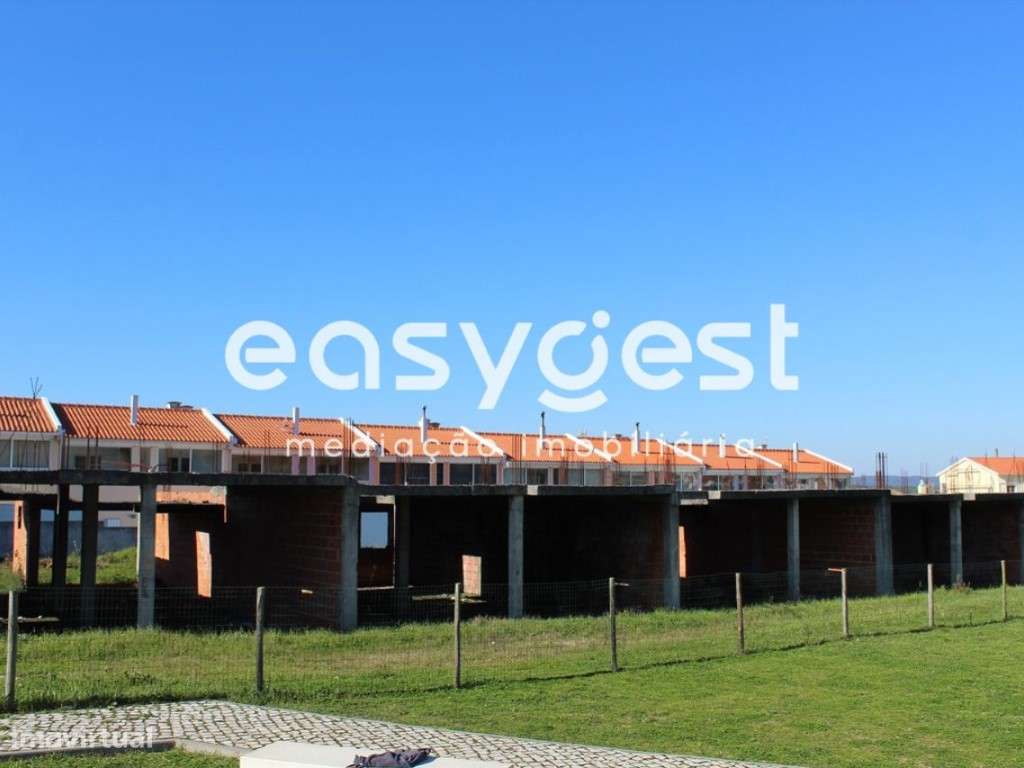 Terreno para construção com 6 moradias já iniciadas, com 170m2 área - Grande imagem: 1/40