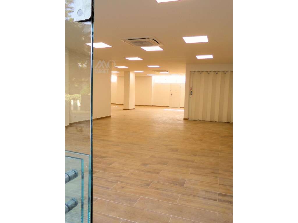 Espaço comercial com 586m² em Benfica-1