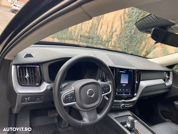 Volvo XC 60 B4 MHEV AT8 AWD Momentum Pro - 17