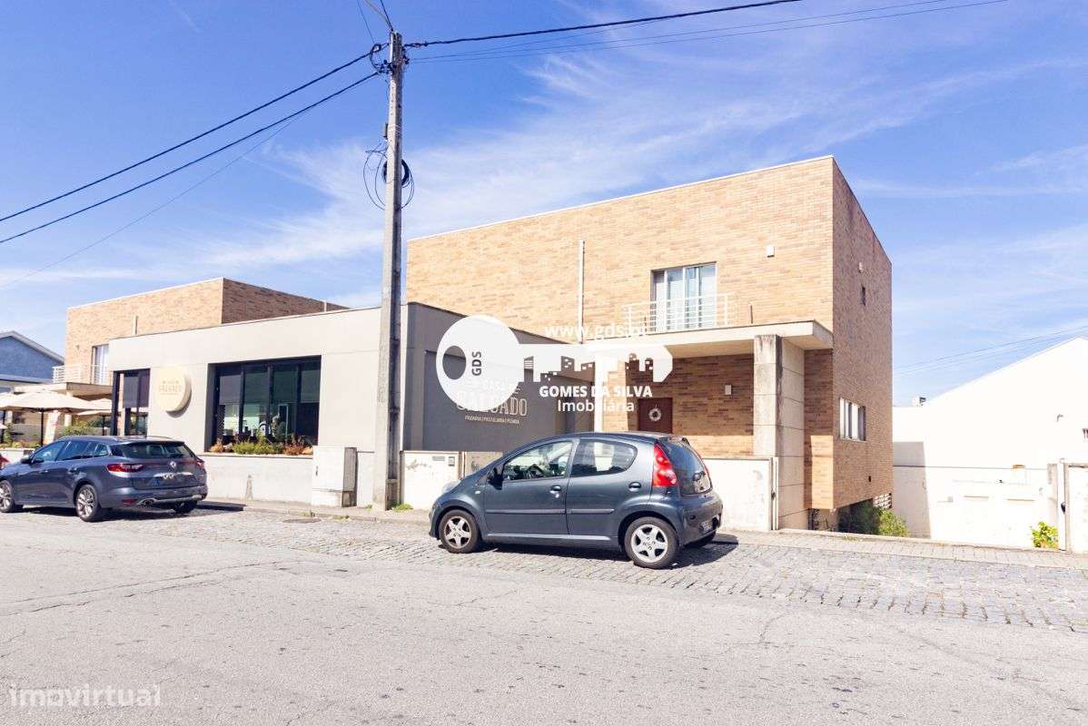 Moradia tri-familiar em ruína com afetação de comércio e habitação-26