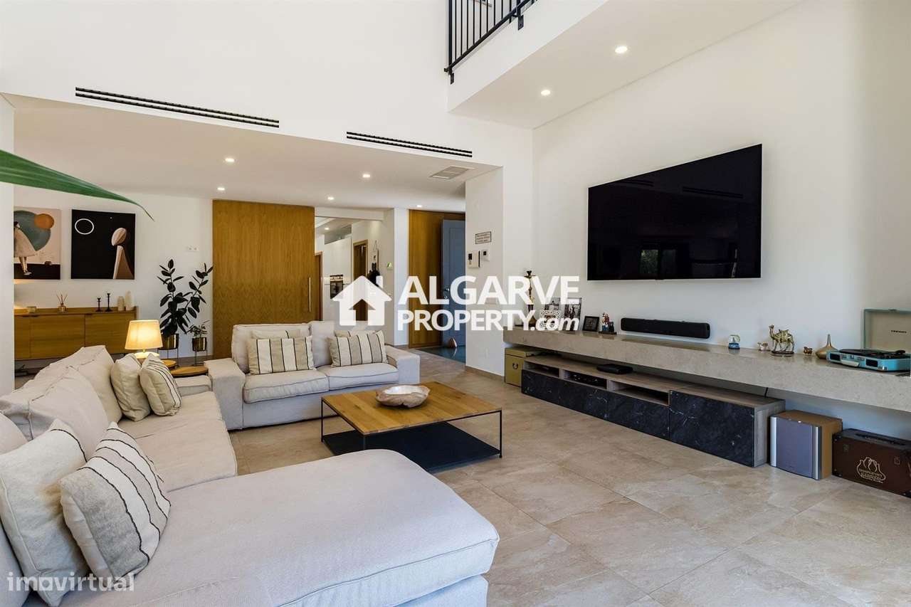 Moradia V4 com garagem e piscina aquecida em Almancil - Grande imagem: 2/50