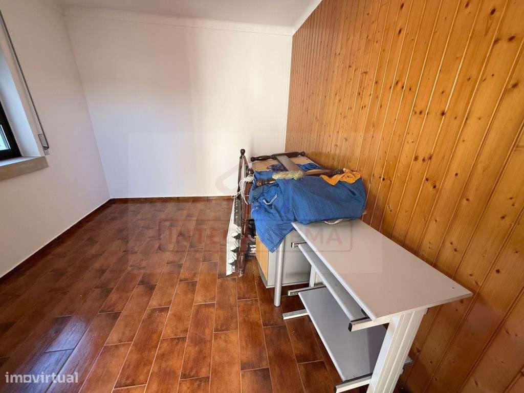 Moradia individual com anexos, piscina, armazéns e terreno-12