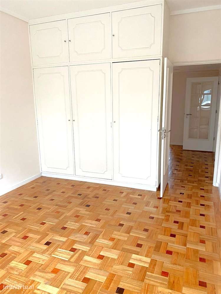 Apartamento T4 c/ varanda renovado à Av. da Boavista-21