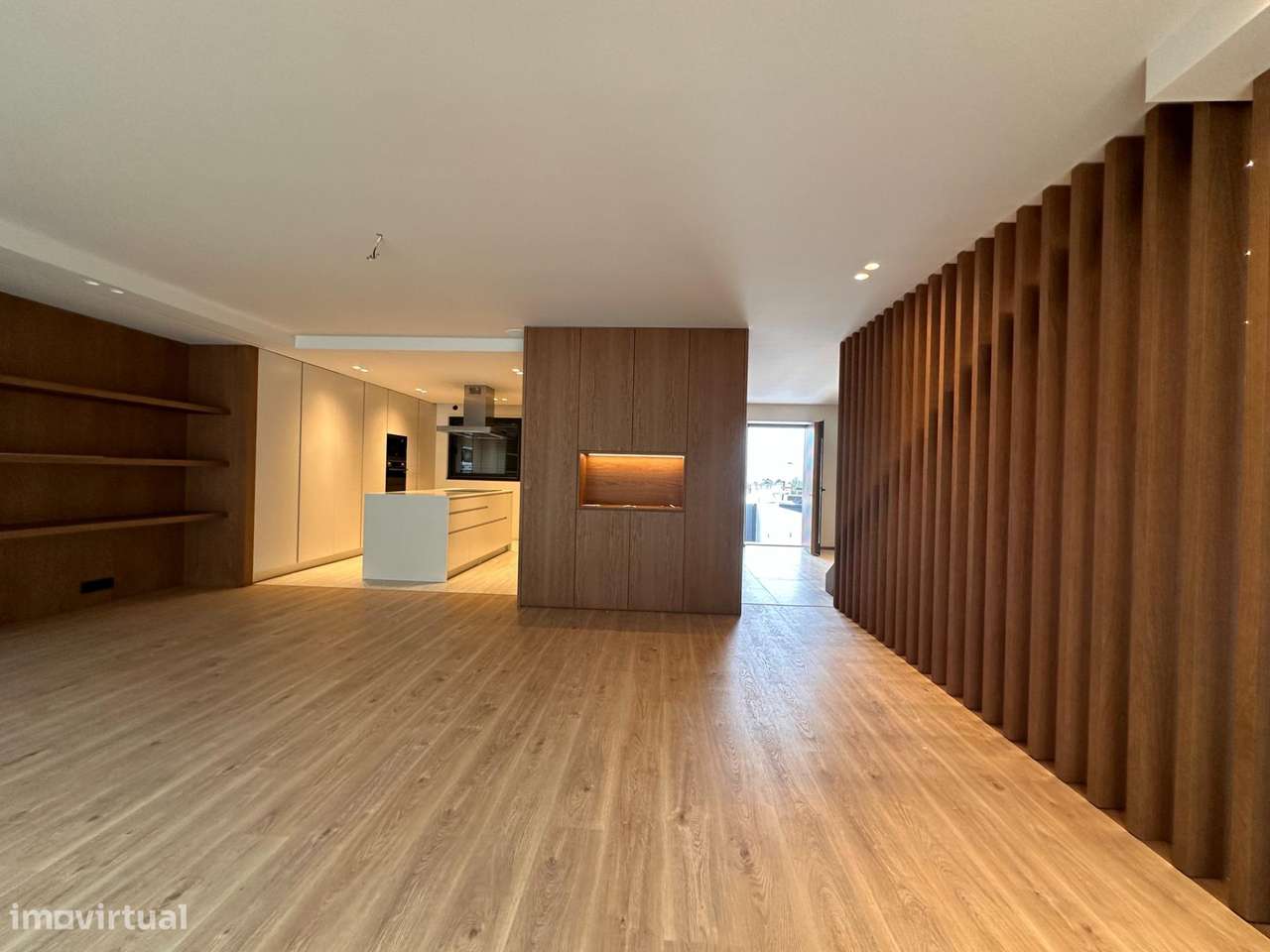 Moradia de Gaveto com dois pisos e garagem lateral-47