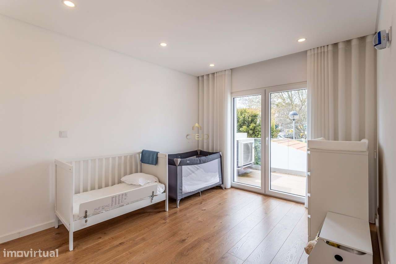 Moradia T2 Moderna com Pátio, Varanda e Chão Radiante – Bairro da Petr-29