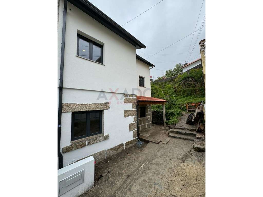 MORADIA TOTALMENTE REMODELADA EM LORIGA PERTO DA PRAIA FLUVIAL - Grande imagem: 2/39